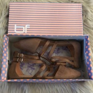 Betani size 6 Taupe colored shoes